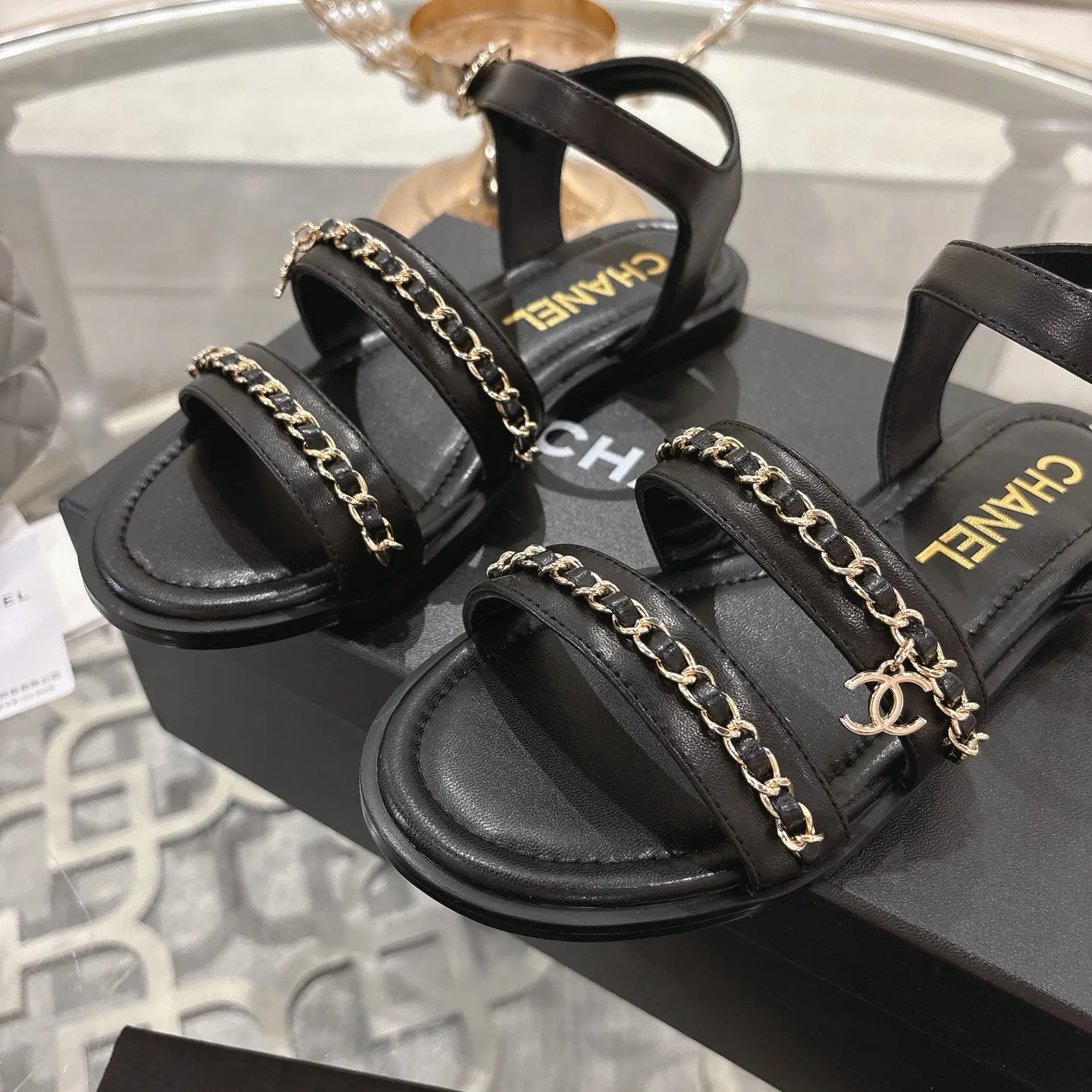 👟👟Ex-factory price 560👟👟Chanel Xiaoxiang 2025ss spring and summer latest catwalk fashion chain decoration top quality! Accurate to 1:1, light luxury without tiring the feet, the upper foot can be matched with spring and summer clothes at will, highlighting texture and taste, simple yet luxurious appearance, even if it is just a pair of sandals, it is definitely a must-have pair in the summer shoe cabinet. Upper: imported lambskin. Lining: imported sheepskin lining. Outsole: original customized outsole. Size: 35-40 (40.41.42 custom-made, non-returnable)